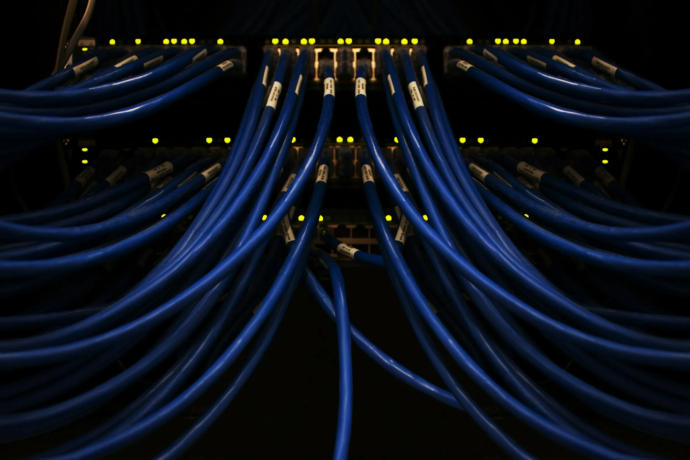 Nätverkskablar i ett datacenter